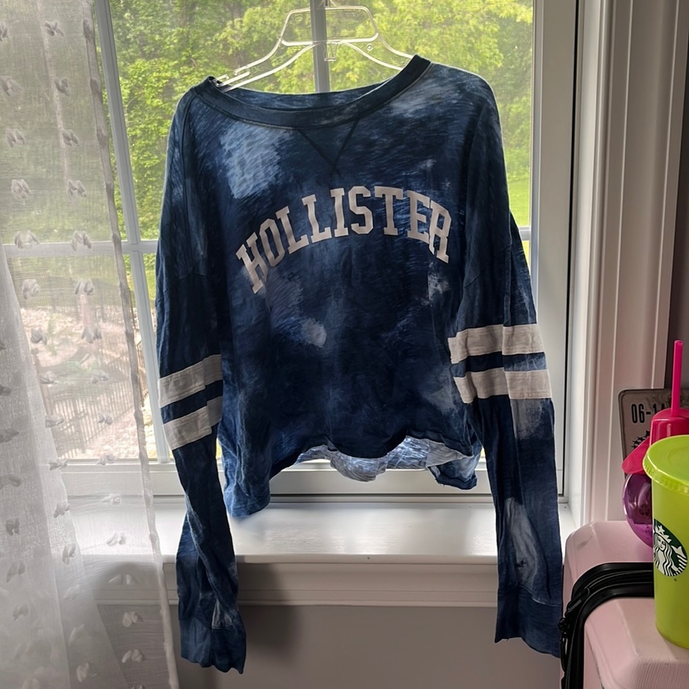 Hollister, dark blue long sleeve crop top size medium